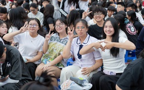 Teen Trường THPT Bình Phú bùng nổ cảm xúc trong đêm gala văn nghệ 20-11