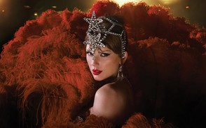 Vượt mặt 2 diva, Taylor Swift là nữ nghệ sĩ có top 1 nhiều nhất Billboard