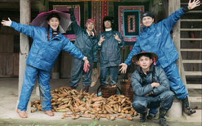 Gia đình Haha gặt bắp giữa mưa lạnh, xây nhà cho mèo Lướng