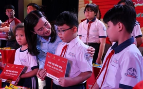 Xuân sẻ chia - Tết yêu thương: Trao hơn 6,8 tỷ đồng bảo trợ cho thiếu nhi mồ côi cha mẹ do COVID-19 tại TP.HCM