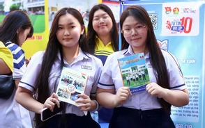 Teen lớp 9 chốt nguyện vọng sau khi ghé gian tư vấn Trường THPT Bùi Thị Xuân, Trưng Vương