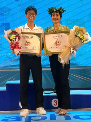 Chàng trai tặng vòng nguyệt quế về cho mẹ sau chiến thắng tại chương trình Đường đến vinh quang