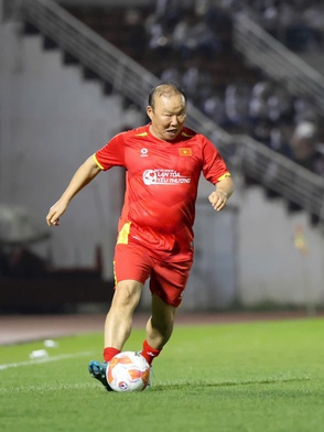 HLV Park Hang Seo 'tái xuất' sân cỏ, cùng dàn tuyển thủ Việt Nam lan tỏa yêu thương