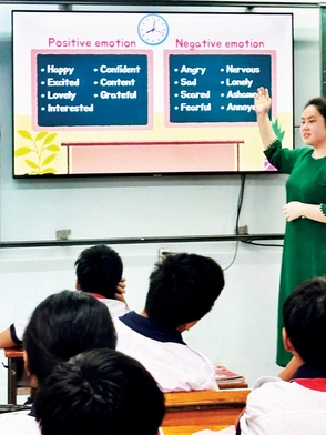 Học trò Trường THCS Trần Phú trải nghiệm một ngày làm giáo viên