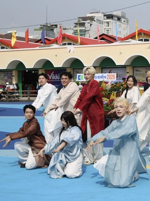 Quảng trường chợ Bến Thành mở cửa, bạn trẻ nô nức đến check-in