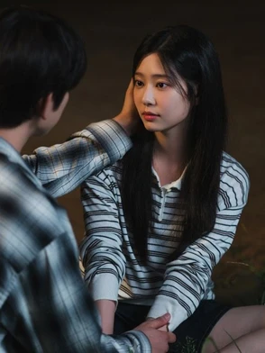 Ngoài Jisoo, idol nào lấn sân diễn xuất gây chú ý?