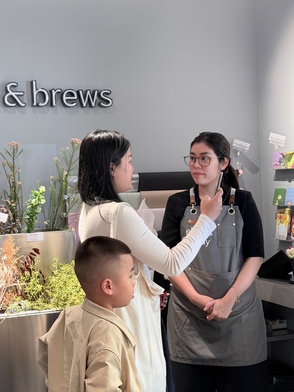 Quán cà phê ở TP.HCM gây sốt với robot pha chế tự động gần 2 tỉ đồng