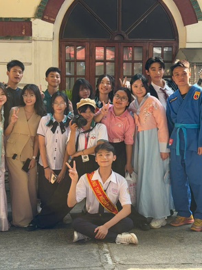 Trường THPT Nguyễn Hiền mở photobooth, mang chim vẹt cảnh đến Ngày hội Tự tin vào lớp 10