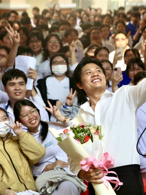 Tiết chào cờ đặc biệt của teen Trường THPT Thanh Đa cùng nhạc sĩ Nguyễn Văn Chung