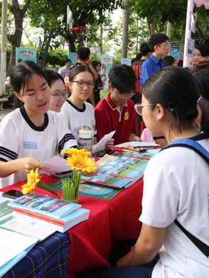 Ngày hội trải nghiệm Trường THPT Nguyễn Hữu Cầu giải đáp băn khoăn chọn trường cho teen