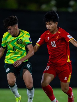 Cổ động viên Đông Nam Á an ủi U17 Việt Nam sau trận thua Úc