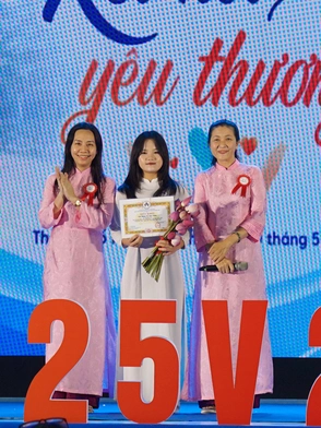 Lời xin lỗi bất ngờ tại lễ tri ân và trưởng thành của Trường THPT Võ Trường Toản