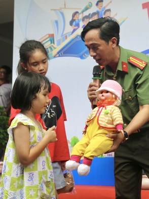 Thiếu nhi học cách bảo vệ bản thân cùng "Em tự tin - Em an toàn"
