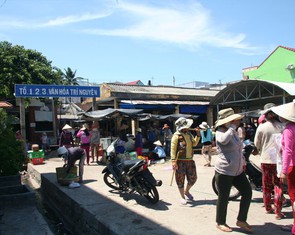 Tàu tránh bão cào đứt cáp điện ngầm dưới biển Nha Trang