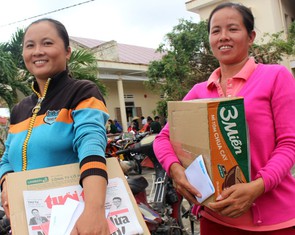 Hơn 900 suất quà Tuổi Trẻ đến với bà con vùng tâm bão Khánh Hòa