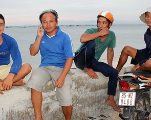 Ninh Thuận kiên quyết đưa 32 người trên bè thủy sản vào bờ