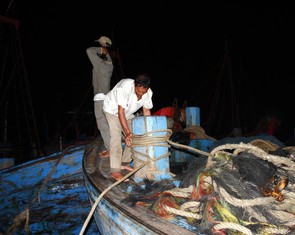 Bắn pháo hiệu kêu gọi tàu thuyền vào cảng tránh bão