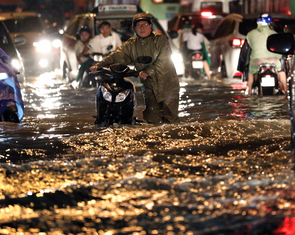 TP.HCM mưa to gió lớn, đường ngập nặng, nhà tốc mái