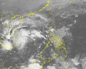 Cưỡng chế hơn 100 người không chịu đi tránh bão