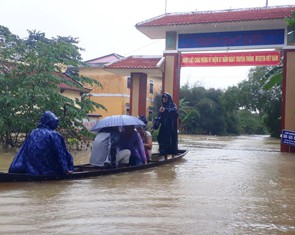 Huế: Lũ dâng cao, học sinh toàn tỉnh nghỉ học