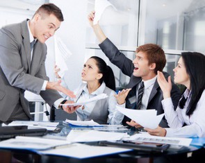 Mâu thuẫn nơi công sở, nên bộc trực hay chịu đựng?