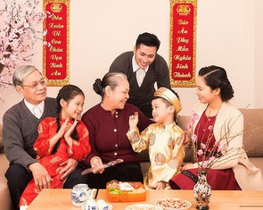 Sao yêu thương cứ phải chọn ngày Tết để thể hiện?