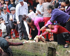 Bất chấp lệnh cấm, quan họ vẫn ngả nón xin tiền ở hội Lim