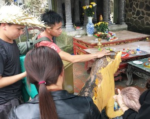 Chen chân xức dầu tượng hổ ở Hương Tích mong… chữa bệnh