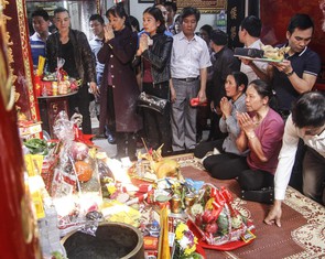 Đại biểu ném tiền, cướp lộc tại đền Trần sẽ bị phê bình nhắc nhở