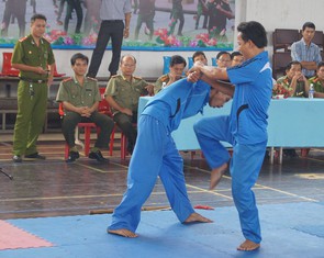 Hoạt động của “hiệp sĩ” Bình Dương gắn với công an