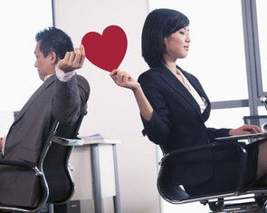 Làm gì để 'hạ gục' trái tim người yêu nơi công sở?