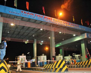 Bắt 5 người có hành vi trốn thuế tại trạm thu phí cao tốc Trung Lương