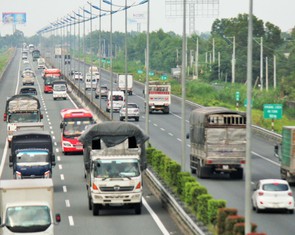 'Cao tốc' bị biến thành 'thấp tốc', xe vượt bất chấp