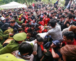 Mỗi năm 7.966 lễ hội, cứ đi là 'tả tơi', được không?