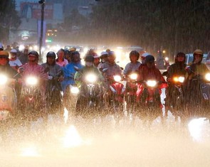 Mưa diện rộng, triều chưa dứt, dân TP.HCM đề phòng ngập nước
