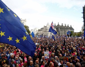 Sát thời hạn Brexit, dân Anh lại xuống đường đòi trưng cầu ý dân