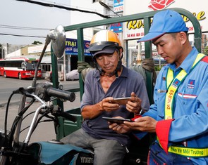 Đổ xăng, trả tiền bằng ví điện tử