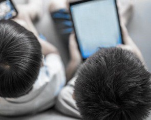 Người lớn không đồng ý, sao trẻ biết chơi điện thoại, iPad?