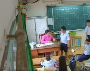 Đang dạy, cô giáo giật mình khi phụ huynh gọi: 'Sao cô phạt con tôi?'