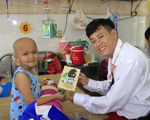 Đại biểu Hội Liên hiệp thanh niên TP.HCM vui chơi cùng bệnh nhi ung thư