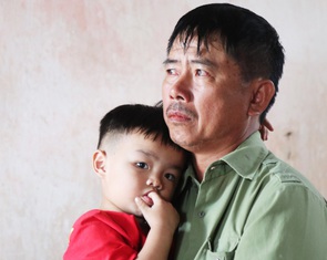 Các gia đình Nghệ An có người thân tử nạn ở Anh nhận tiền hỗ trợ đưa thi thể về nước