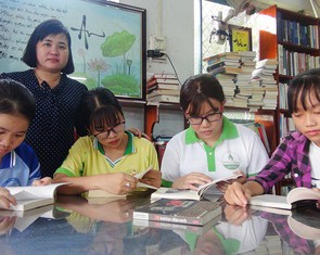 Vợ chồng thầy giáo bán nhang, bán bánh mua sách tặng học trò nghèo
