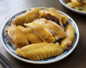 Hướng dẫn cách luộc gà ngon, da giòn căng bóng cho mâm cỗ tết