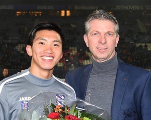 Heerenveen xướng tên chúc mừng Văn Hậu vô địch SEA Games trước hàng ngàn CĐV Hà Lan