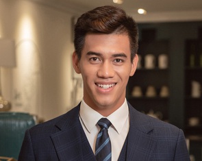 Tiền đạo Tiến Linh cực bảnh khi mặc suit do hoa hậu Ngọc Hân tư vấn