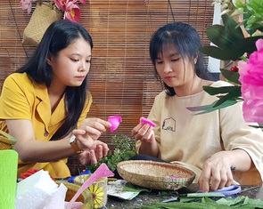 Sống trong ngôi nhà hoa xứ Huế 'như thấy cuộc đời sang trang'