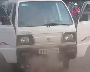 Xe chở 10 học sinh tiểu học bốc khói mù mịt giữa đường