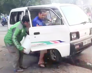 Video: Xe đưa rước bốc khói nghi ngút, 10 học sinh tháo chạy