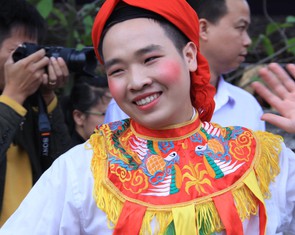 Trai làng Triều Khúc má đỏ, môi hồng múa điệu 'con đĩ đánh bồng'