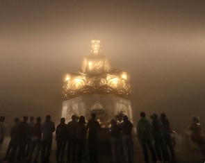 Hàng ngàn người đội mưa trong đêm bái Phật trước giờ khai hội Yên Tử